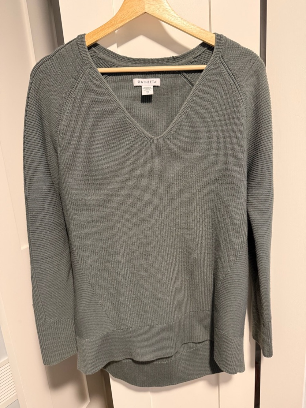 Athleta Women's V-Neck Knit Tunic Length Sweater in Sage Green